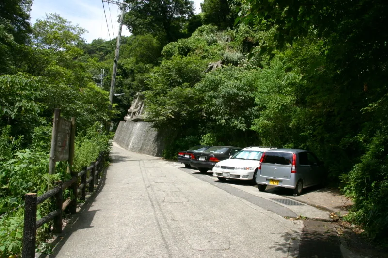 滝へ続く道路の途中にある駐車スペース