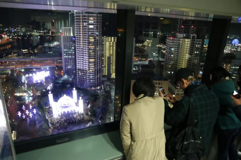 神戸市役所２４階の展望フロアから眺めるルミナリエと夜景