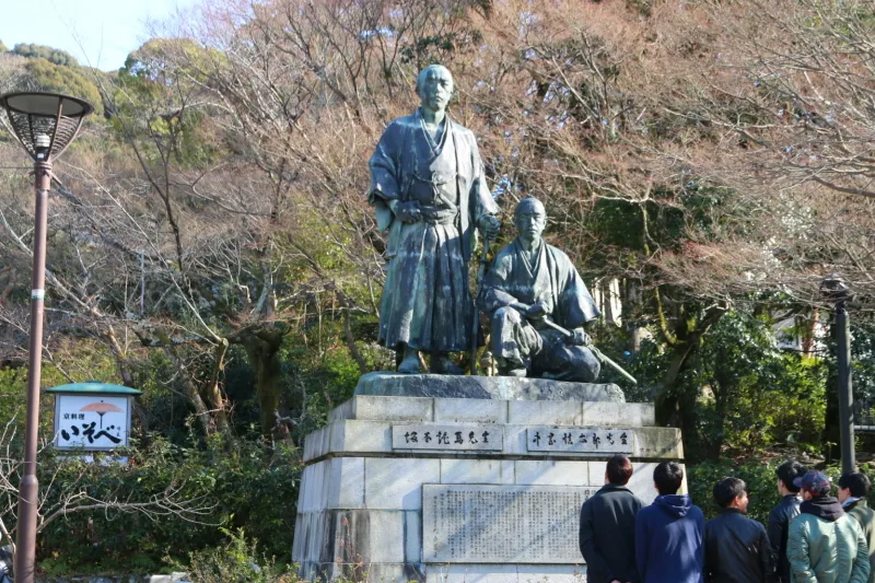 公園の奥の方にある坂本竜馬と中岡慎太郎の銅像