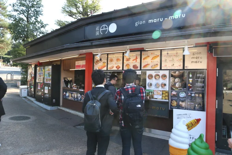 ホットドッグやソフトクリームのある円山公園の売店