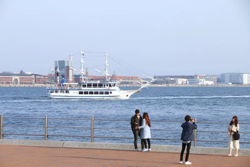 目の前には神戸港が広がり、船が行き来するロケーション