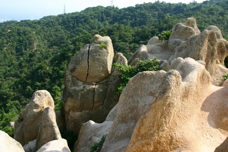垂直の岩場が多く、ロッククライミングで有名な場所