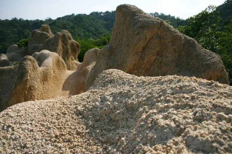 雨風で浸食した花崗岩は表面がもろく、風化の激しい岩場