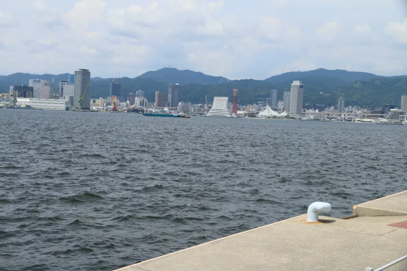 目の前は神戸港が広がり、その先に見えるメリケンパーク