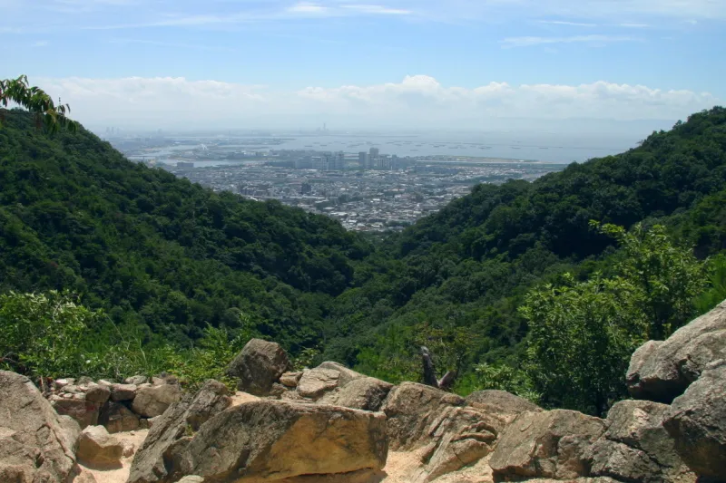 １５分ほど登ると眼下に見えてくる大阪湾方向の景色