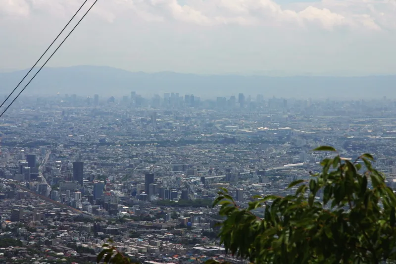距離にして２０ｋｍ離れていて、地平線に見える大阪市内のビル群