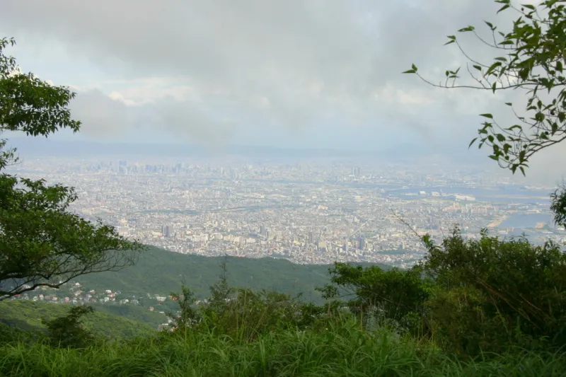 遠くには街並みも眺められ手前が尼崎市、奥が大阪市内