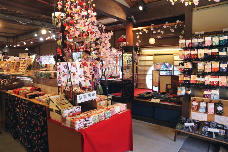 京都らしい和柄の商品が並ぶ工芸雑貨店「くろちく」
