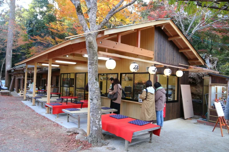 参道の横にお店があり、利用しやすい茶店「硯石亭」