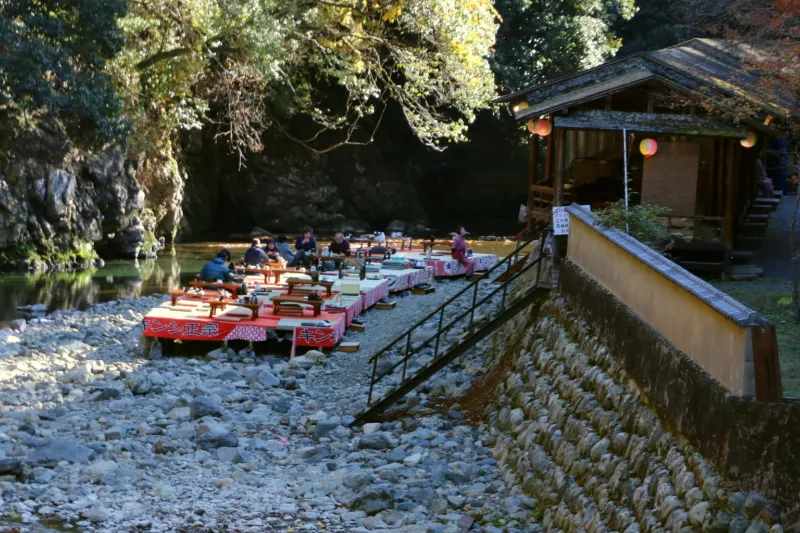 清滝川の河原にも造られている高雄観光ホテルの川床