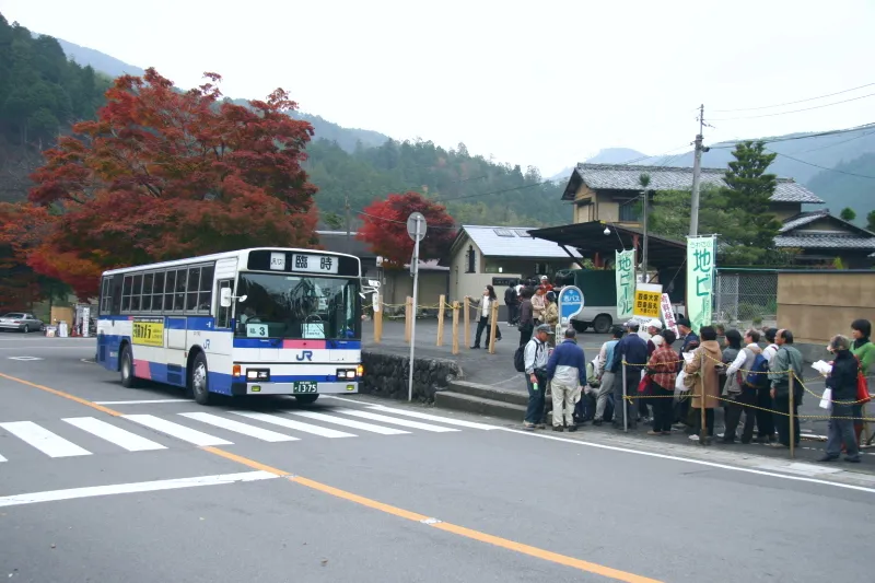 京都市内の各所を結んでいる高雄のバス停