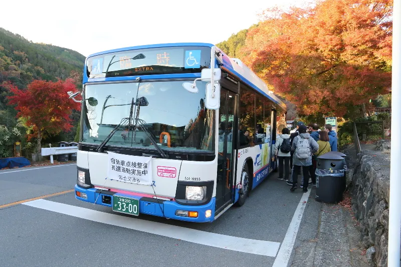 京都駅を結ぶＪＲバスが停車するバス停「山城高雄」