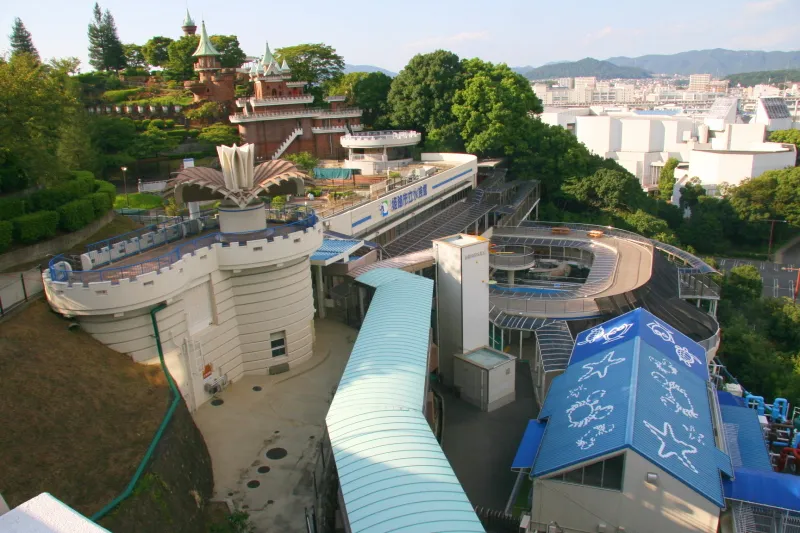 山の斜面に立つ姫路市立水族館