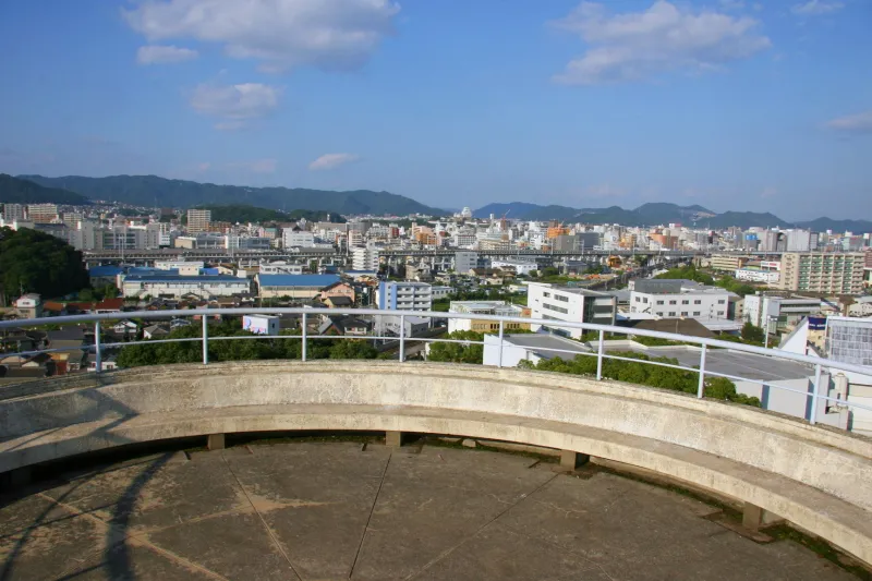 写真中央に姫路城が小さく見える展望台からの眺め