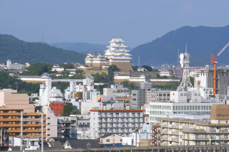 姫路城を拡大すると見える真っ白な姿が特徴の天守閣