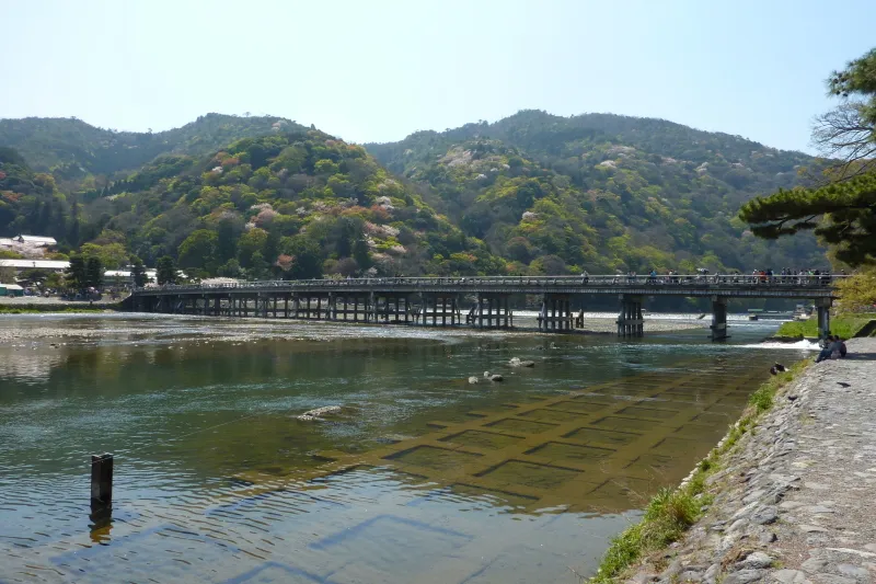 静かに流れる桂川に架かる渡月橋