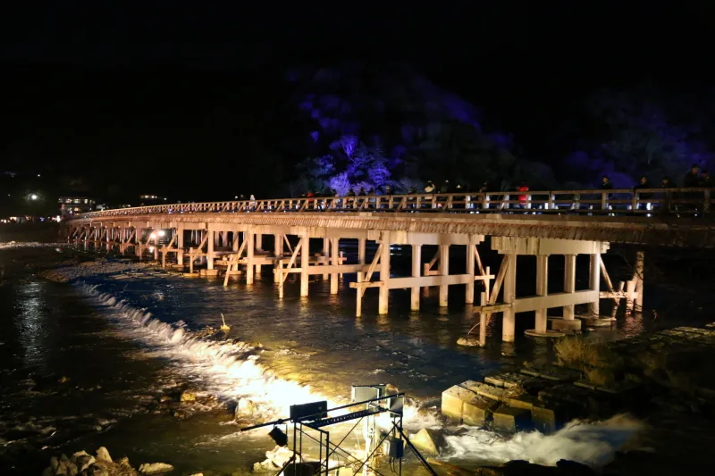 嵐山花灯路のイベントで灯される渡月橋のライトアップ