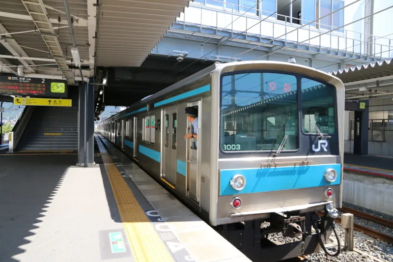 京都駅と木津駅の３５ｋｍを結ぶＪＲ奈良線