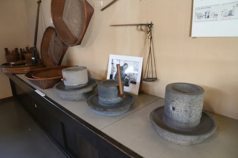 茶壺・茶碗・石臼・はかりなど貴重な茶道具を展示