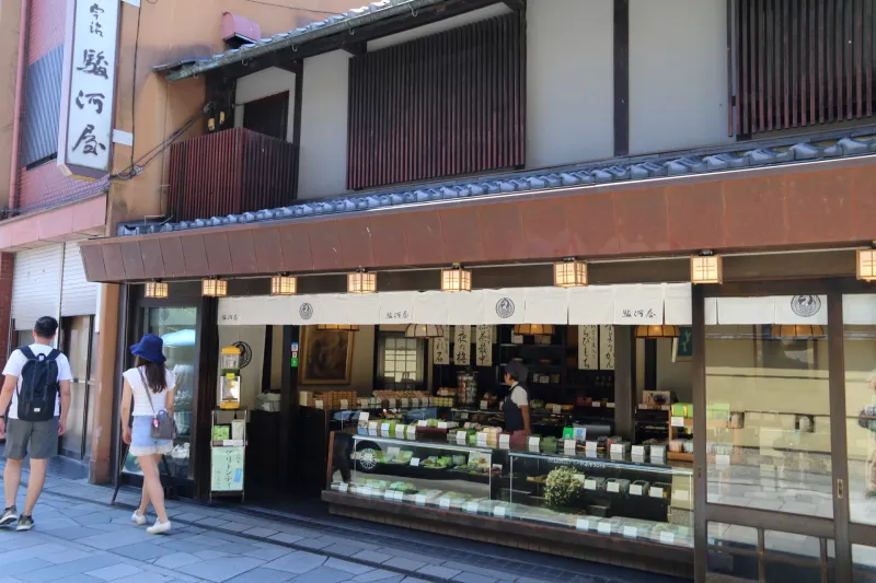 「茶の香餅」が名物となっている老舗和菓子店「宇治駿河屋」