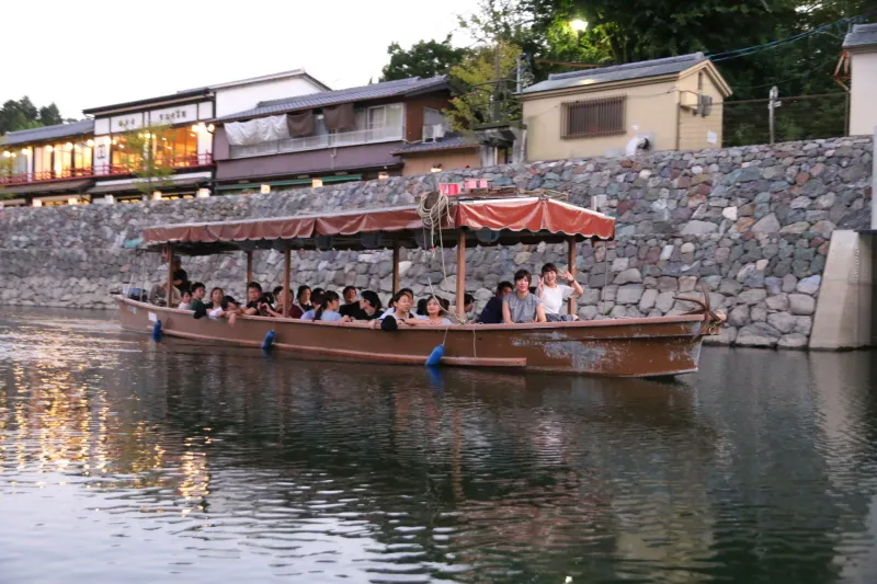 屋形船に乗って伝統漁法を見物する宇治川の鵜飼