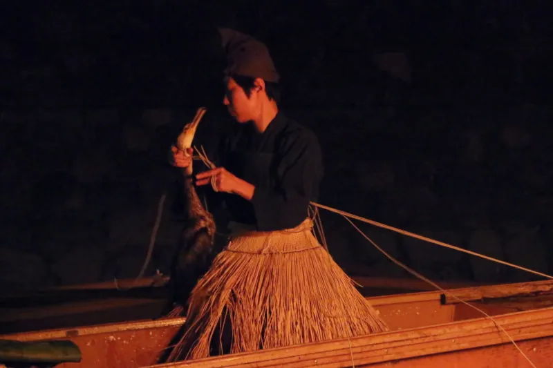 伝統的な衣装となっている風折烏帽子と腰蓑を身につける鵜匠