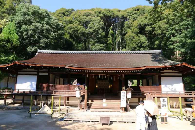 縋破風の屋根が特徴となっている鎌倉時代に建てられた拝殿（国宝）