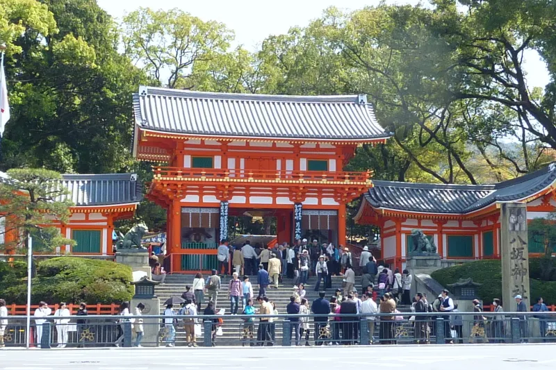 １４９７年に建てられた八坂神社の顔とも言える楼門
