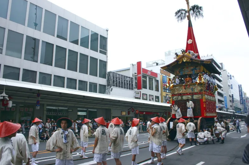 八坂神社の祭りとなっている祇園祭のハイライト山鉾巡行の様子