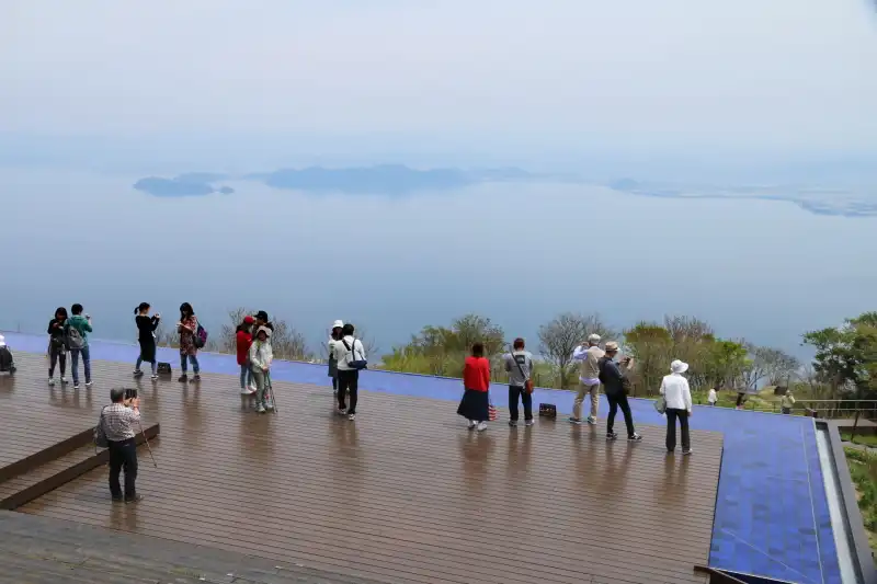 山頂から眺める琵琶湖
