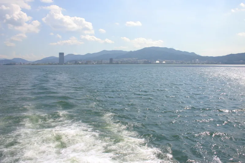 船上から眺める景色は海のように広く、穏やかな湖