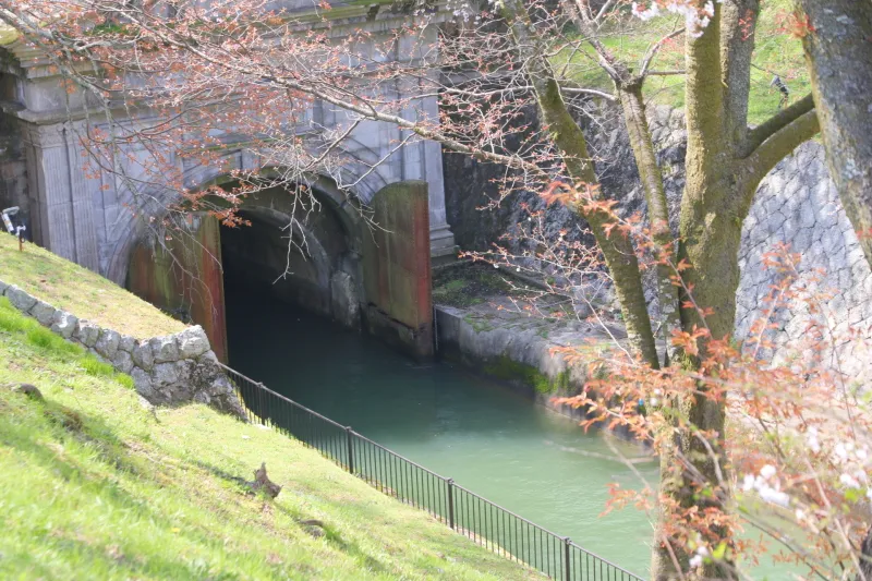 ８ｋｍ先の京都市内まで続く水路のトンネル入口