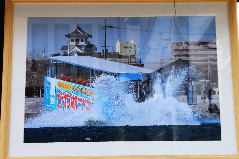 一番の特徴となっている水しぶきを上げて琵琶湖へ入る瞬間
