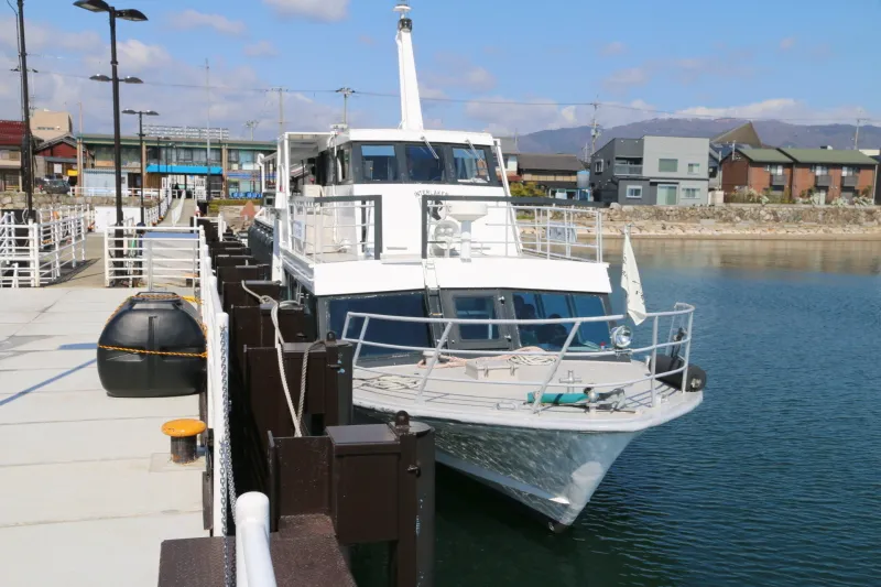 竹生島を２５分で結ぶオープンデッキのある観光船