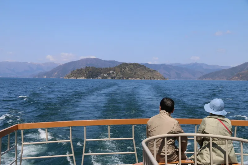 デッキに座って眺める３６０度広がる琵琶湖の景色