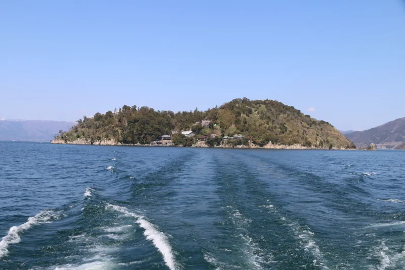 観光船から眺める竹生島。周囲２ｋｍの小さな島