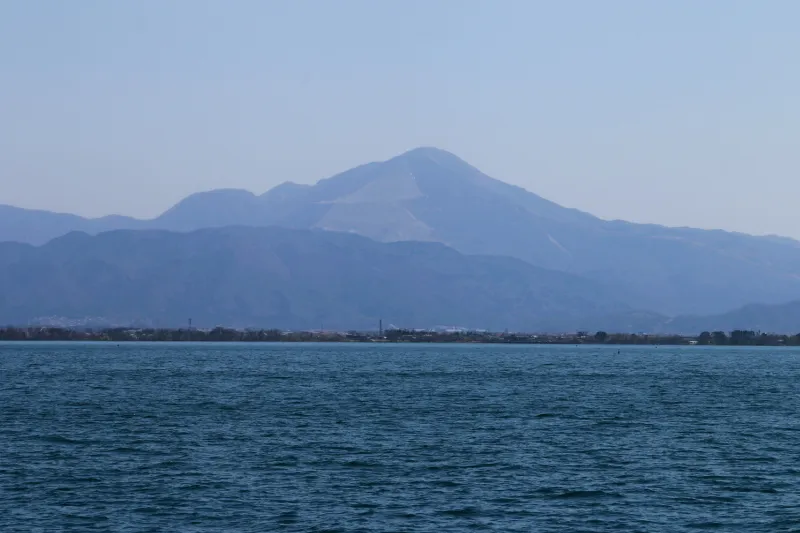 琵琶湖の東側に位置し、日本百名山に選ばれている伊吹山