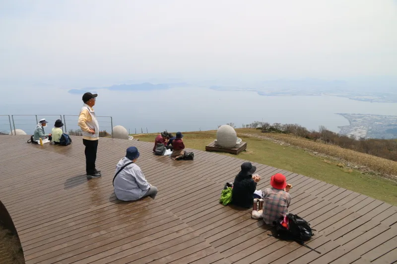 展望テラスは開放感があり、琵琶湖が一望できる展望スポット