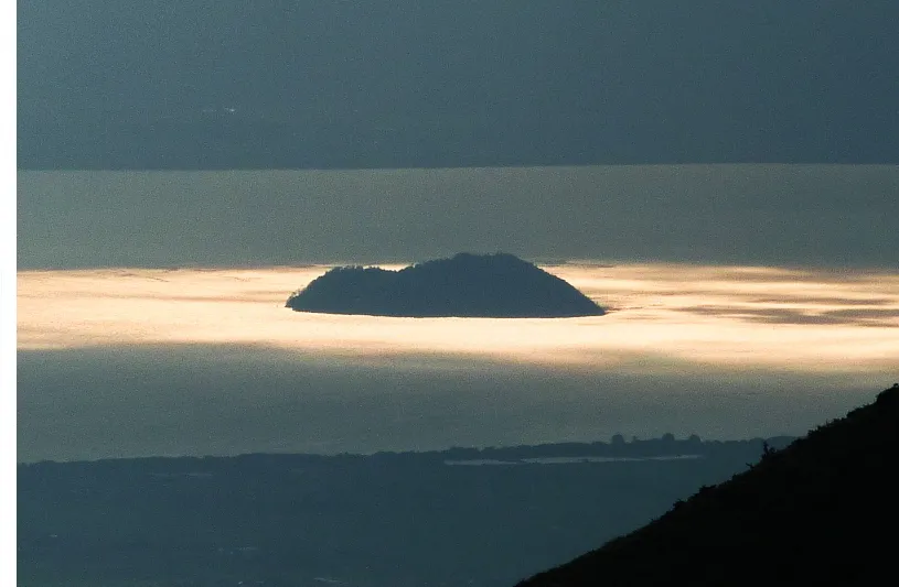 太陽に照らされ幻想的な姿で浮かび上がる琵琶湖の竹生島