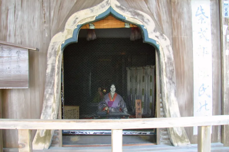 源氏物語が書かれた場所と伝わる本堂にある「紫式部源氏の間」