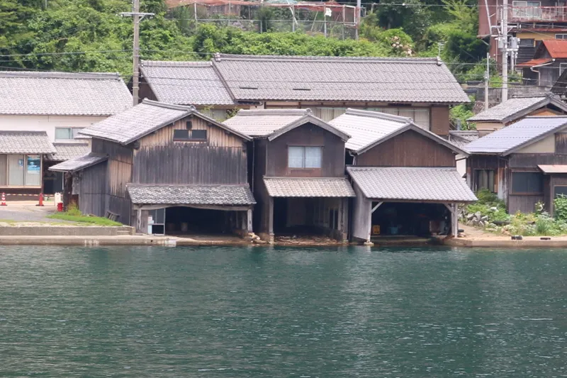 左から江戸・昭和・大正と並ぶ建てられた時代の違う３軒の舟屋