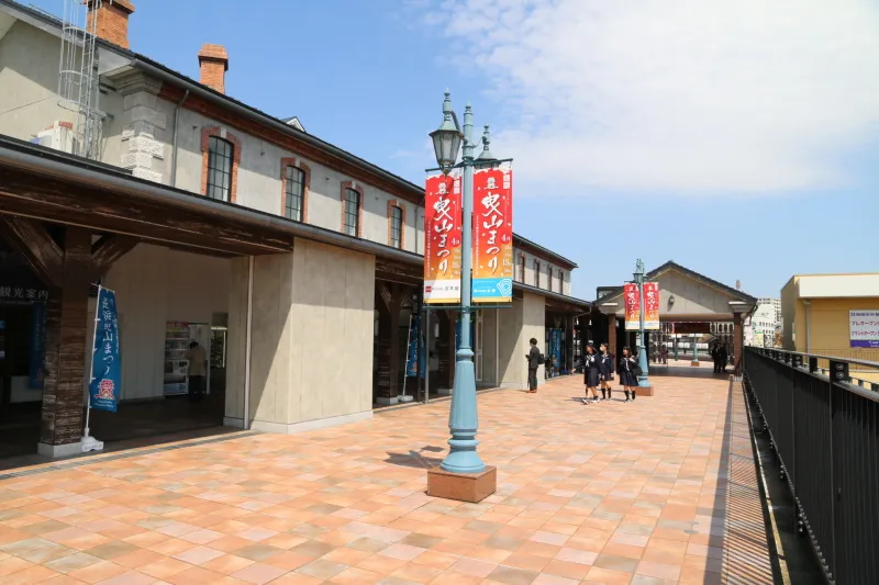 多くの人が交通アクセスで利用する長浜駅