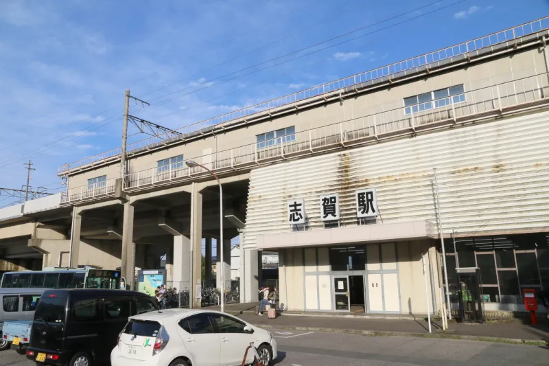 高架の上に駅のホームがある志賀駅