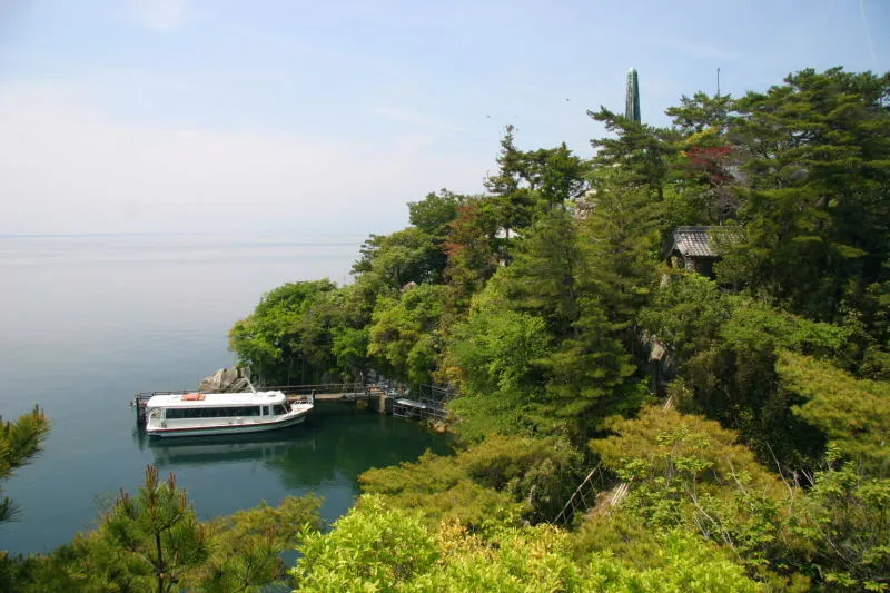 桟橋の周りは木々に覆われ、静かな湖面が印象的