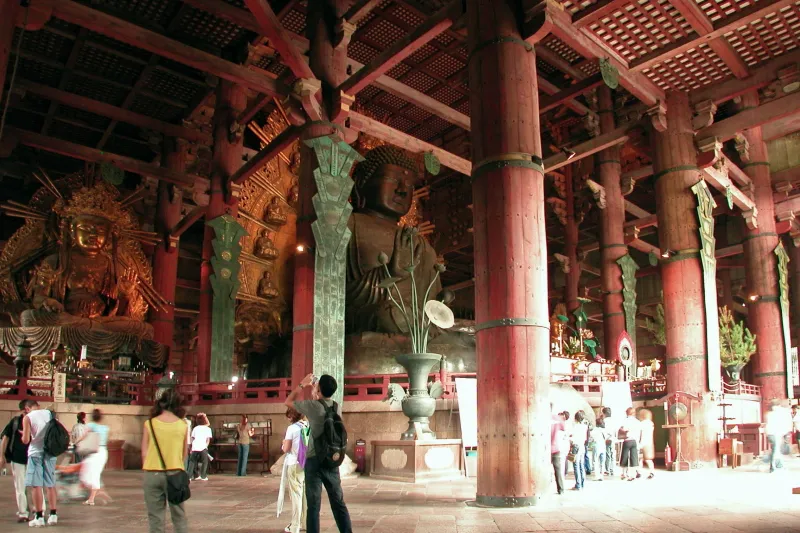 巨大な大仏殿の中に安置されている奈良の大仏