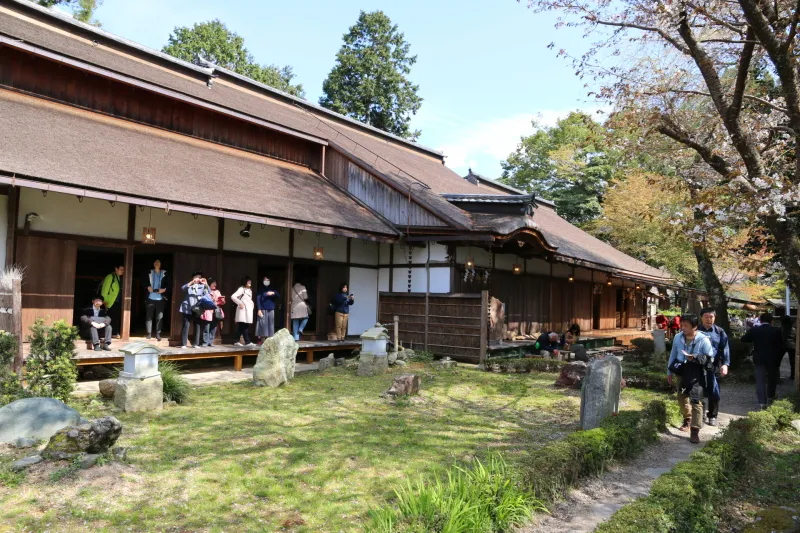 国の重要文化財に指定され、鎌倉時代の建築様式を残す書院