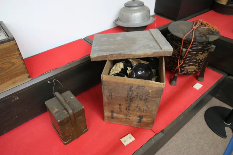 江戸時代に使われていた弁当箱(左)と膳箱(右)