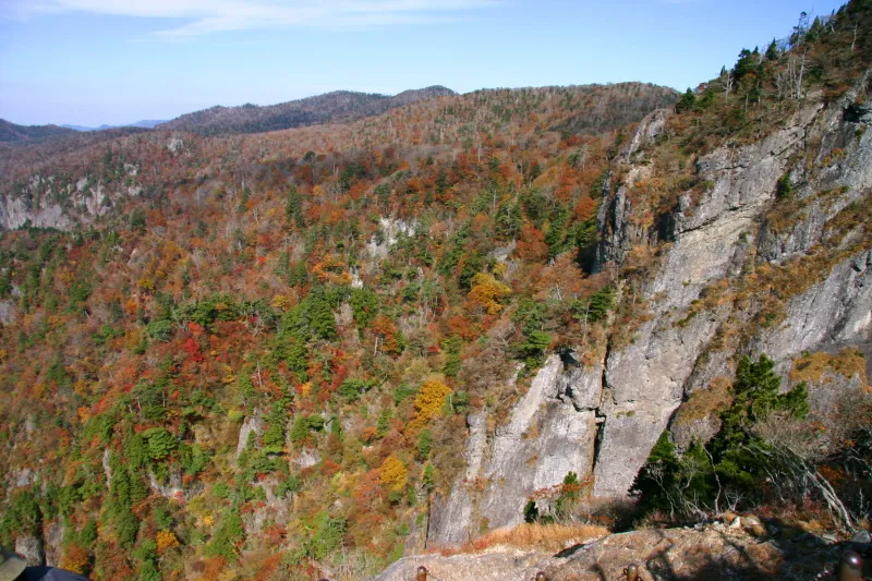 秋の紅葉シーズンに撮影した色鮮やかに染まる周辺の山