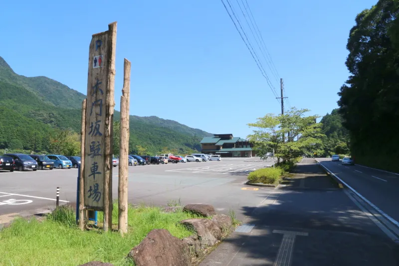 山ろくにある駐車場から熊野那智大社を目指してスタート