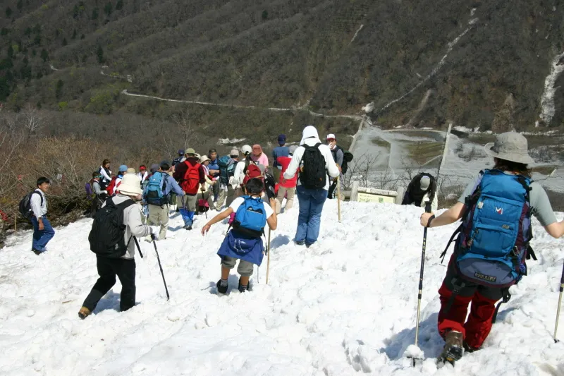残雪は登山道を覆い尽くし、滑りやすいため、下山する人は慎重